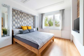 Comfort 66-- Modern 3-Room with Balcony for Families & Business